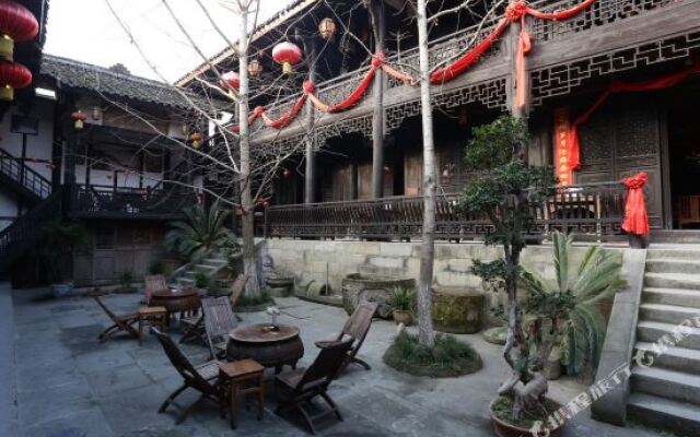 Huaxia Water Wharf Inn
