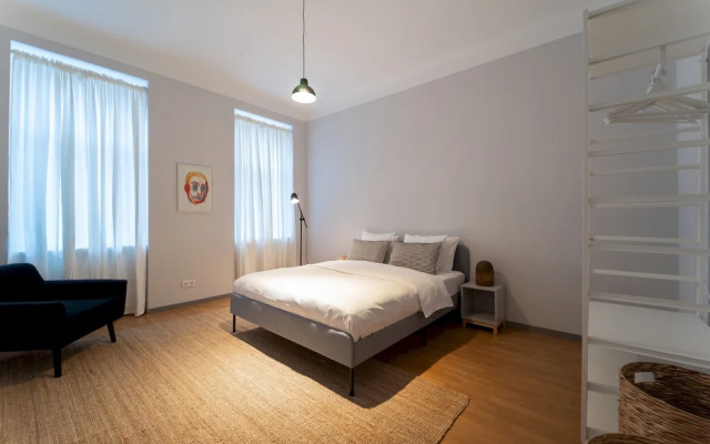 Spacious 2bdr Apt in Beautiful Neighborhood