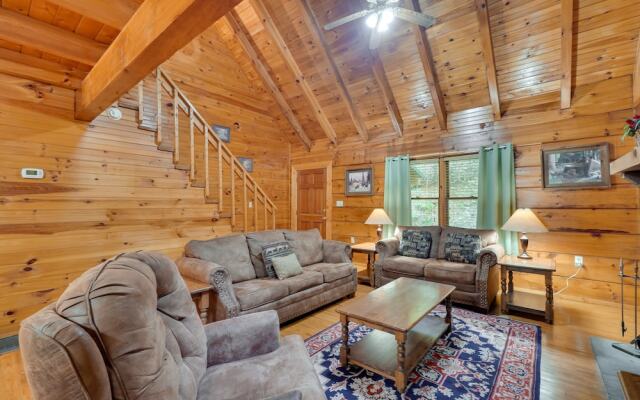 Cabin w/ Hot Tub ~ 6 Mi to Downtown Gatlinburg!