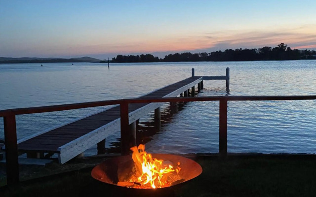 Serenity by the Lake - Romantic Waterfront Couple's Getaway