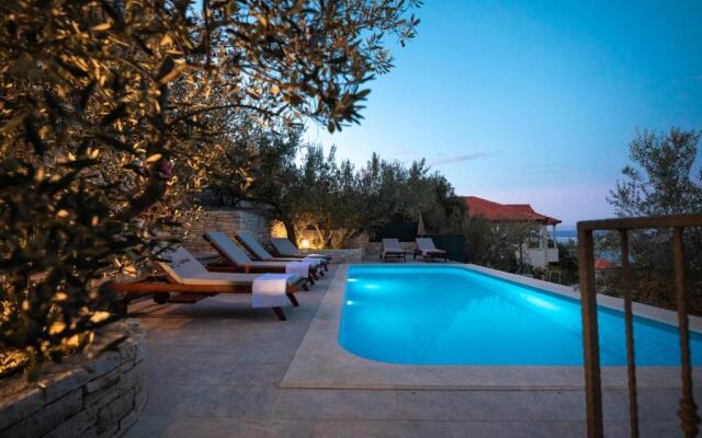 Luxury Stairway to Heaven with Pool