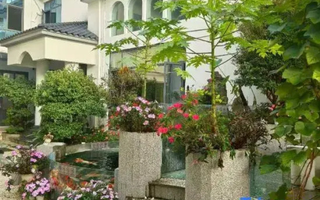 Weixi Homestay (Mangshi Square)