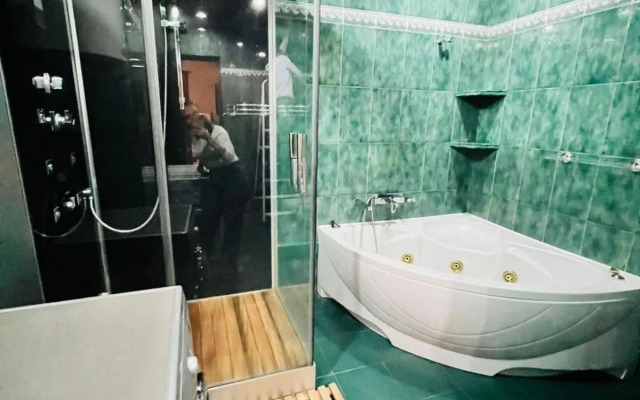 SPACIOUS Apt in Yerevan with JACUZZI Near Opera