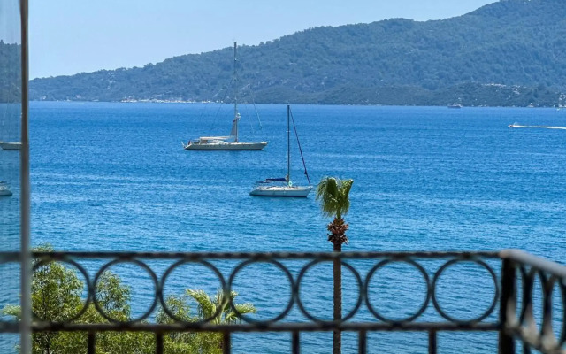 Aurasia SeaSide Hotel