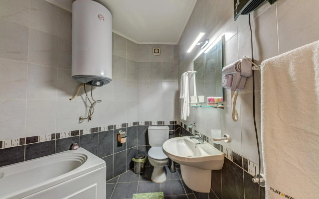 Bright and Spacious 2-BDR Apartment with Balcony