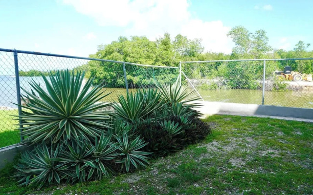 Poolside Seaview Studio With Infinity Pool & Overwater Deck Near Airport, 1st FL