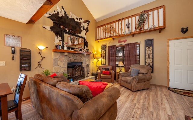 Bearfootin' 3 Bedroom Cabin by RedAwning