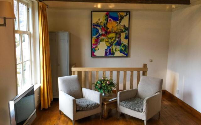 Apple Tree Cottage - discover this charming canal home in our idyllic garden