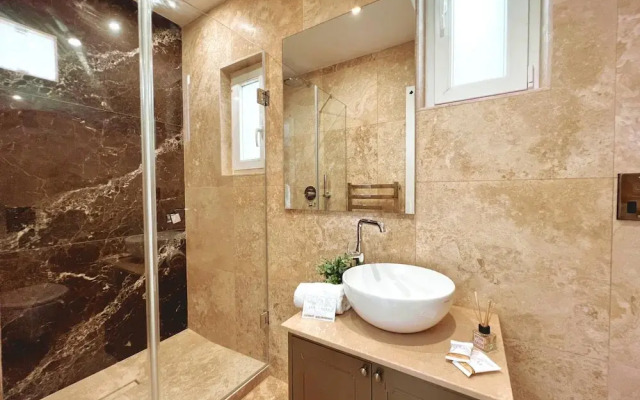 Local Gem Spacious 2BR 2BA Duplex Apartment
