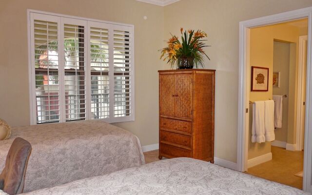 Luxurious Esplanade Condo Overlooking bay