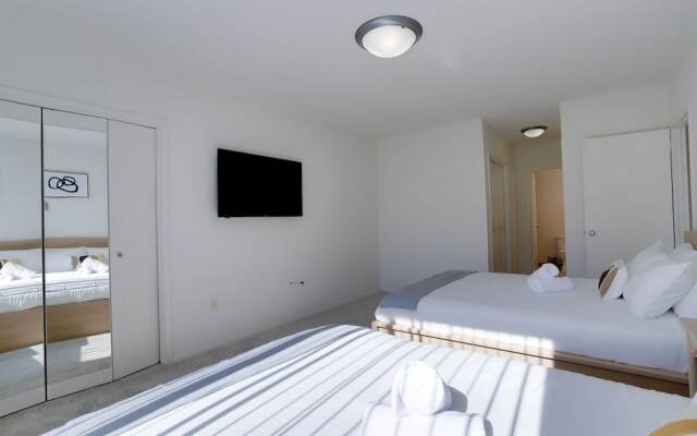 Sensational & Modern apt in Crystal City