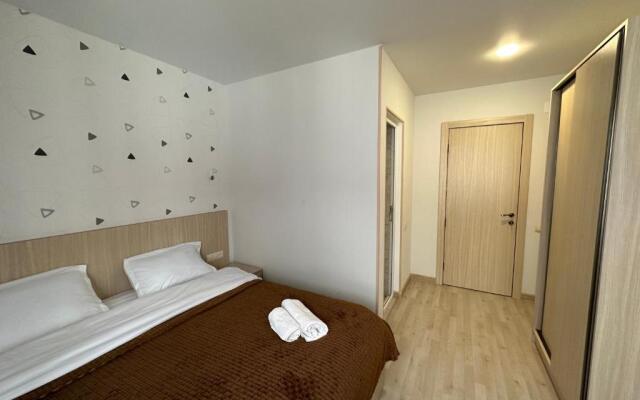 5 Bedrooms House