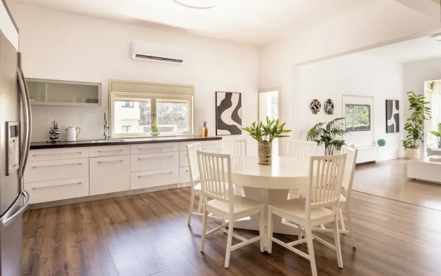 Heart of TLV Elegant Home by Sea N' Rent