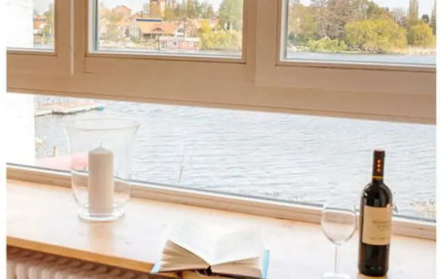 Bauhaus Holiday Apartment by the Lake