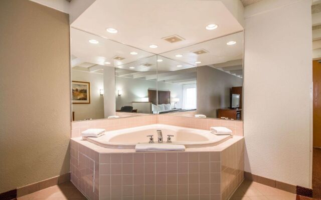 Comfort Inn & Suites Madison - Airport