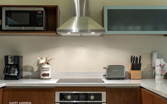 Relaxing 2BR in downtown new building by Happy Address