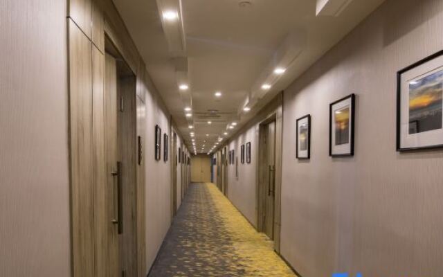 Atour Hotel (Weihai City Hall)