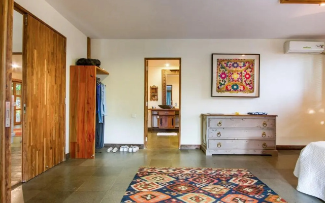 Villa Desa Roro Dua by Villa Finder – Guest Rooms – Kerobokan Kelod
