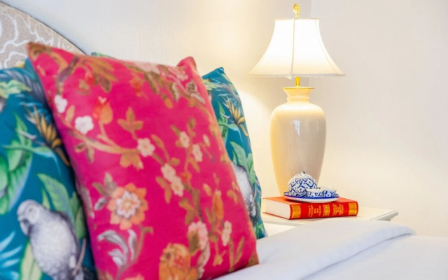 Chinatown Centra by Favstay