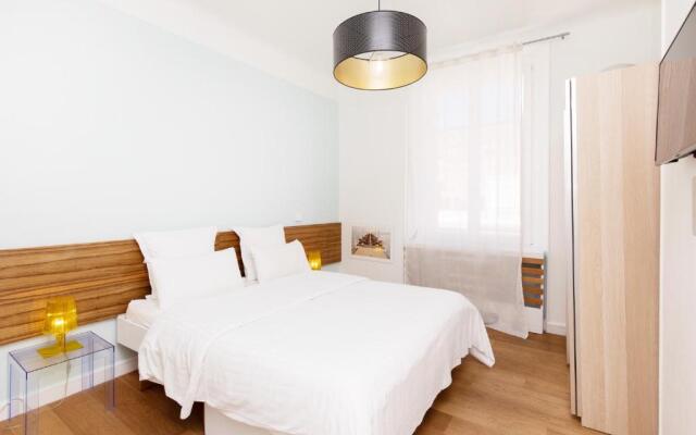 Palais Area: Modern 4 Bedrooms/ 4 Baths