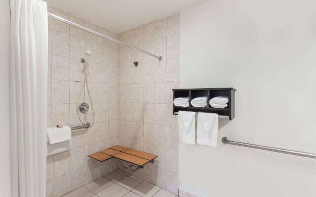 Howard Johnson by Wyndham National City/San Diego South