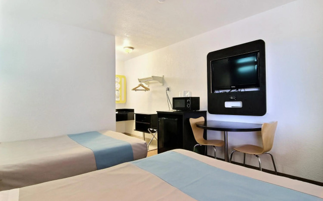 Motel 6 Carlsbad, NM