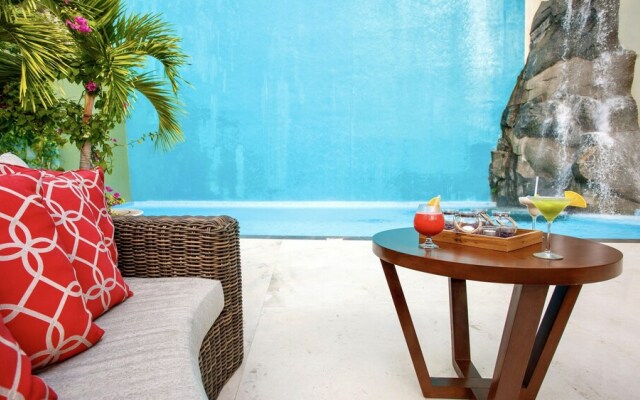Luxury Suite With Garden and Ocean View