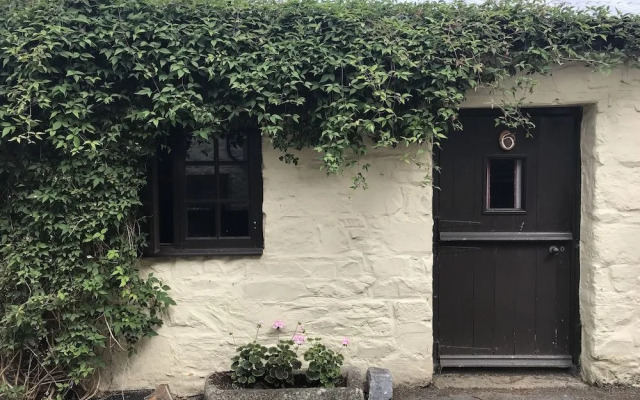 Drewe Arms Bunk Rooms & Church Cottage