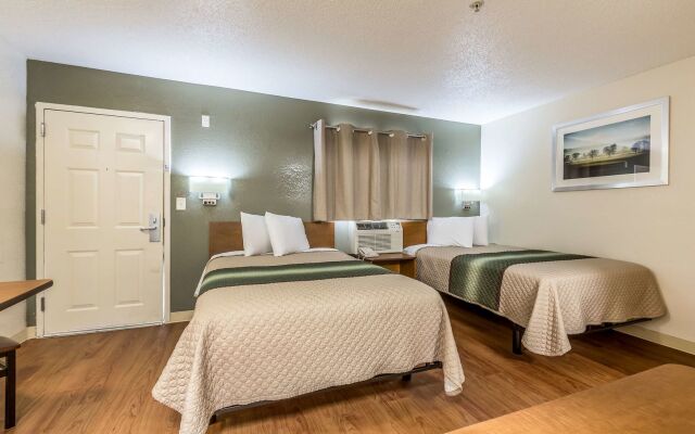 HomeTowne Studios by Red Roof Atlanta - Chamblee
