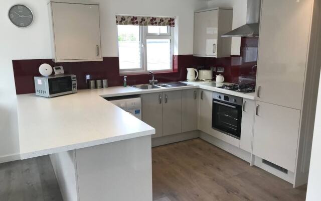 Beautiful Refurbished Home - Short Walk to the Beach