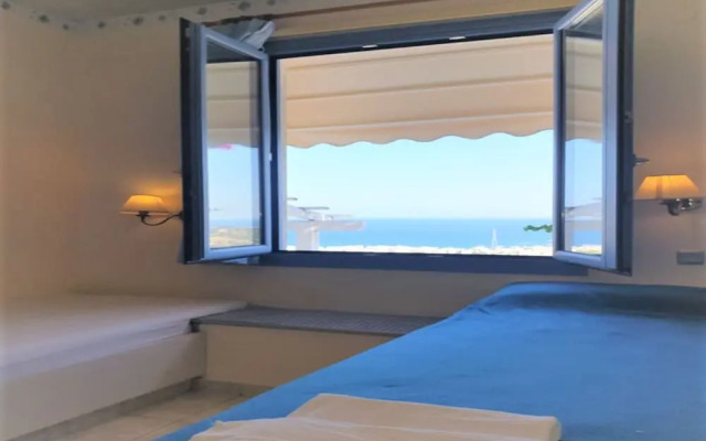 "room in Studio - Entire Private Suite Sea Full View With Balcony, Shared Pool and Air Conditionin"