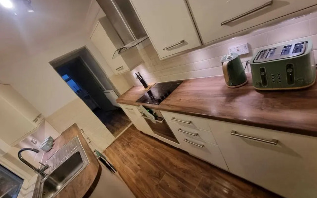 Elegant 4-bed House in Dartford