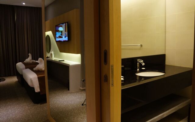 Greens Hotel & Suites