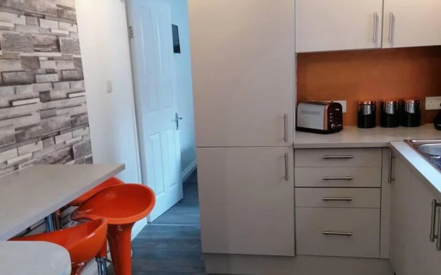 Beach Apartment - Sleeps 4, Garden & Parking