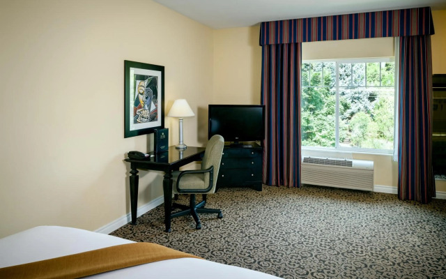 Plaza Inn & Suites at Ashland Creek