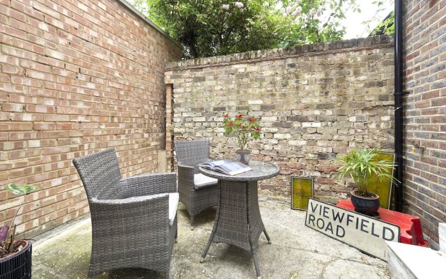 Charming Home With Patio Close to Wimbledon Park by Underthedoormat