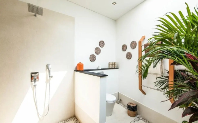 Stunning 6 Bedroom Villa Only 400m to the Beach