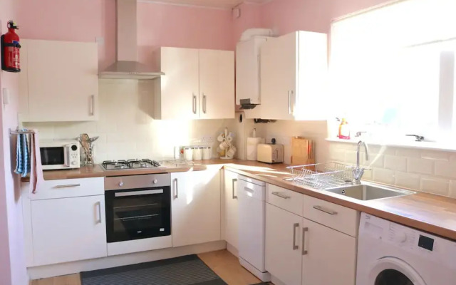 Bright 4 Bed Family Home by the Canal