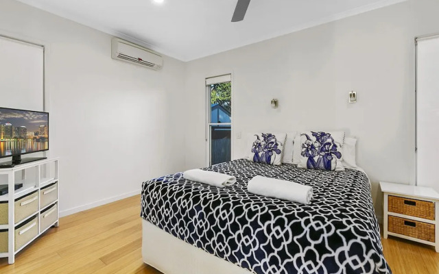 Stunning River House - 51 Hilton Esplanade