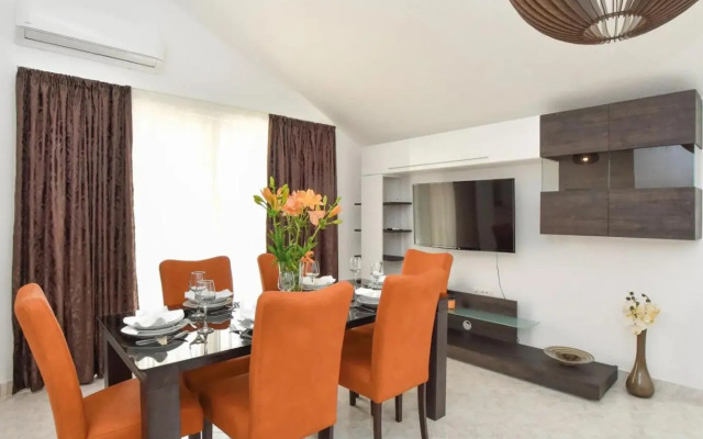 Holiday house with a swimming pool Dugopolje, Zagora - 19033