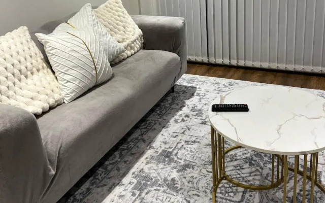 Stylish 2-bed Apt-private Parking-10mins to Centre