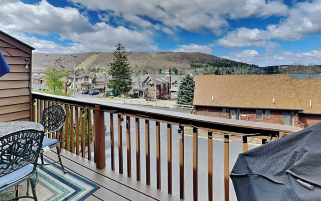 Sunplace 30 by Taylor Made Deep Creek