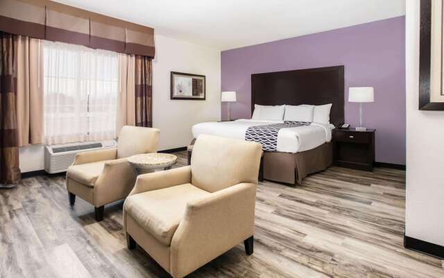 La Quinta Inn & Suites by Wyndham DFW Airport West - Euless