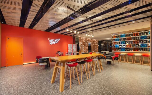 ibis Jiaodong Airport EMU Town Store