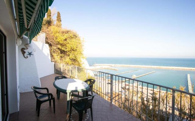 N33 Numana bilocale con meraviglioso terrazzo sul mare