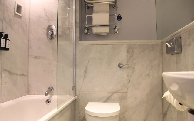 Radisson Blu Hotel, London Tottenham Court Road (formely Kenilworth)