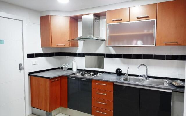 4 APTOS FULLY EQUIPPED STUDIOs NEARLY CENTER
