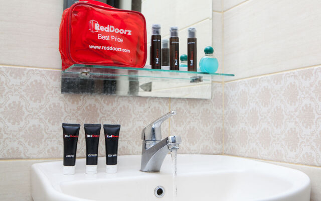 RedDoorz Plus near Isola UPI