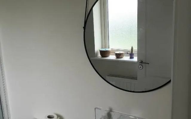 Ensuite at the foot of Dublin Mountains