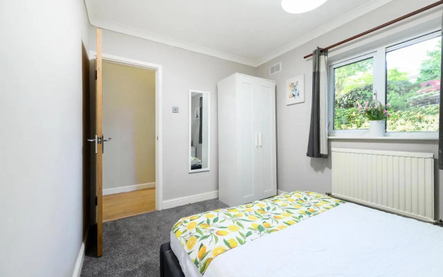 One bedroom central Slough with parking